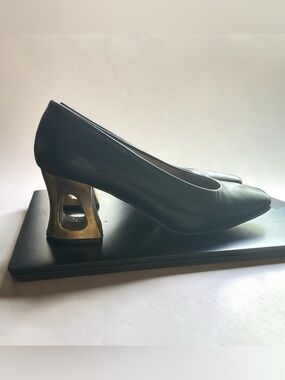 Vintage Proxy Unique Pumps